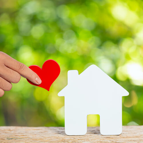 Case Bioedilizia Milano: modellino di una casa con un cuore vicino