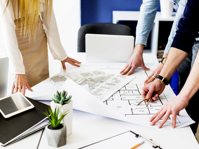 Consulenza architetto online: riunione in presenza davanti al progetto