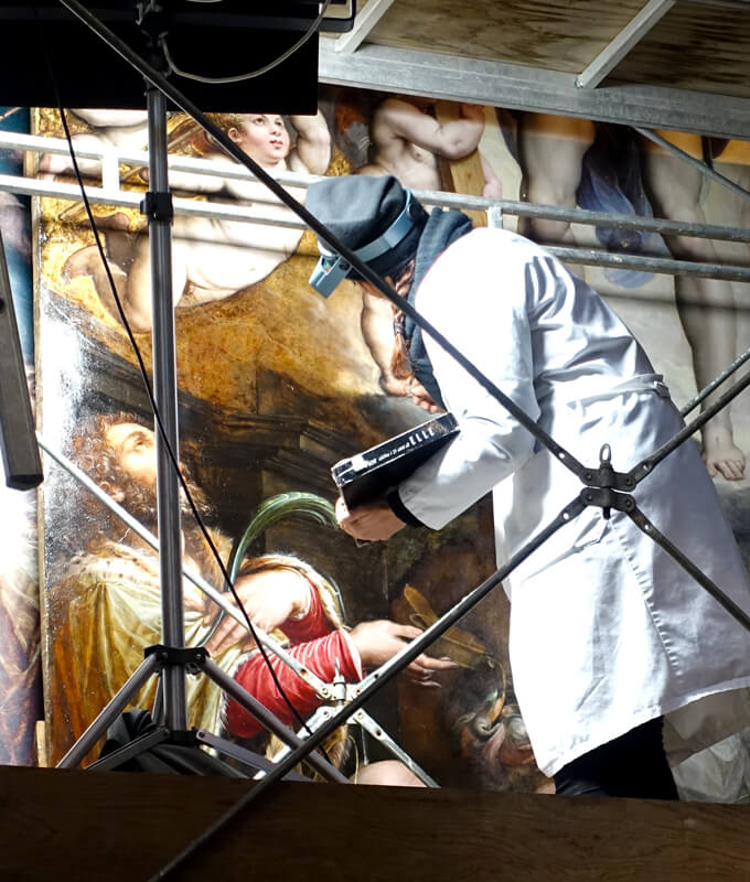 Restauro Conservativo Monza -  Uomo sul trabattello che lavora