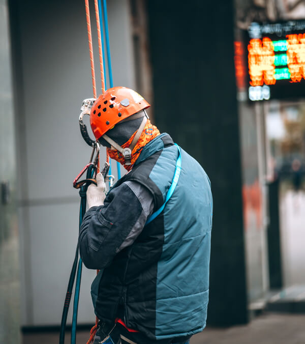 Sicurezza Cantiere Edile Monza - Uomo che si attrezza per lavorare in alta quota