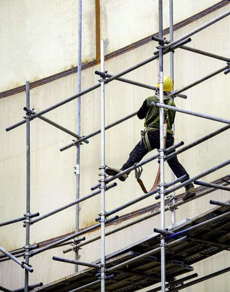 Sicurezza in Cantiere Edile Monza - Lavoratore che assembla un ponteggio