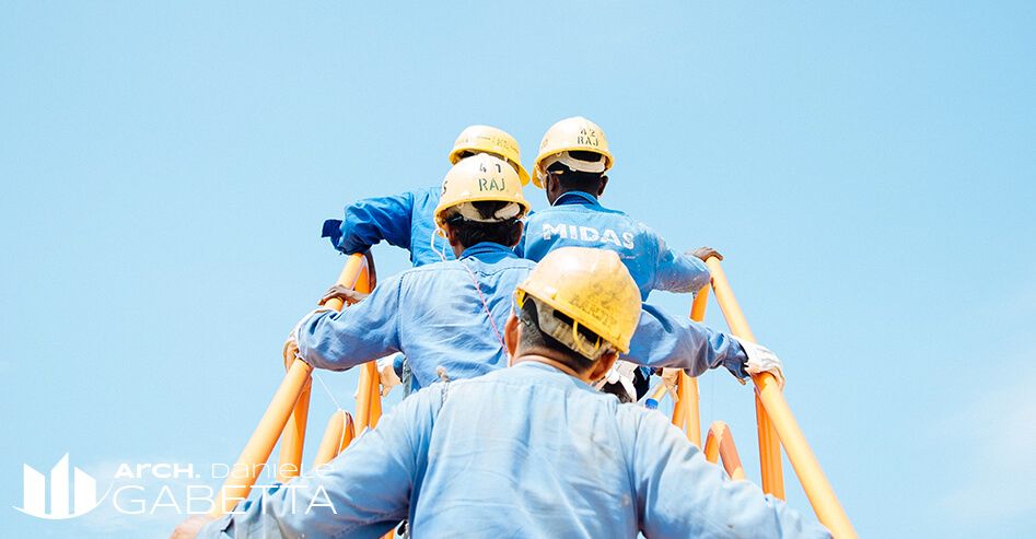 Sicurezza Cantiere Edile Monza - Lavoratori di Spalle